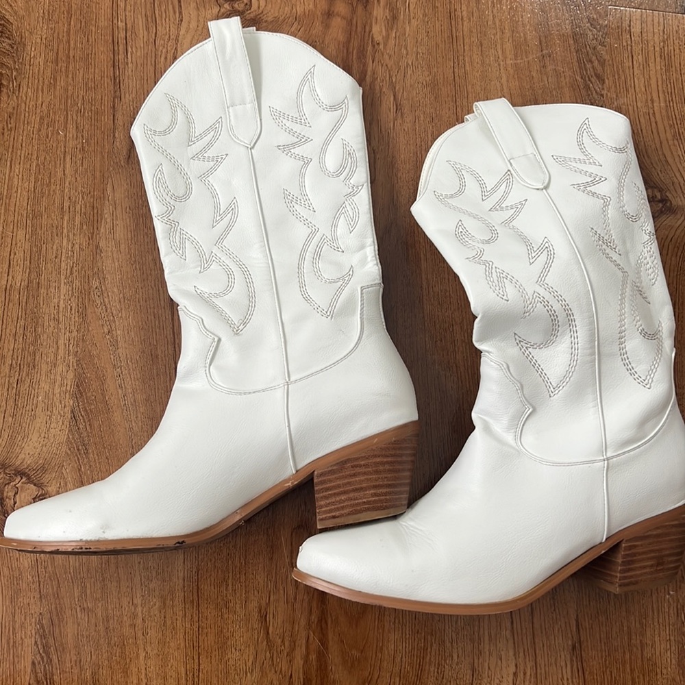 Short white cowboy boots size 8.5